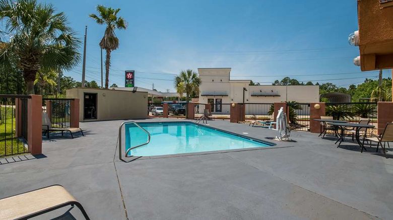 <b>Econo Lodge Inn and Suites Diamondhead Pool</b>. Images powered by <a href="https://iceportal.shijigroup.com/" title="IcePortal" target="_blank">IcePortal</a>.