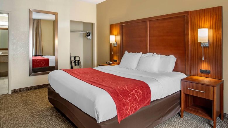 <b>Comfort Suites Southaven - Memphis South Suite</b>. Images powered by <a href="https://iceportal.shijigroup.com/" title="IcePortal" target="_blank">IcePortal</a>.
