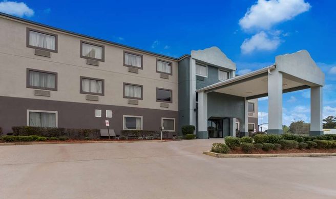 Quality Inn & Suites Jackson Airport Exterior