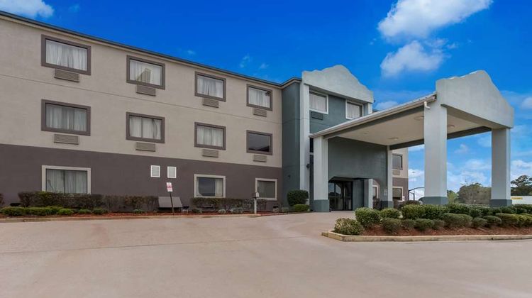 Quality Inn & Suites Jackson Airport Exterior