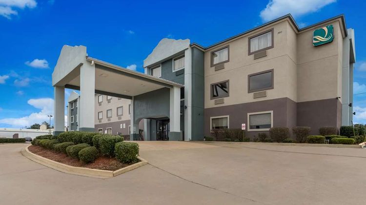 Quality Inn & Suites Jackson Airport Exterior