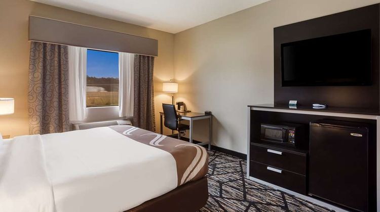 Quality Inn & Suites Jackson Airport Suite