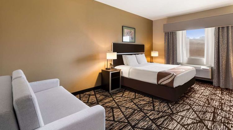 Quality Inn & Suites Jackson Airport Suite