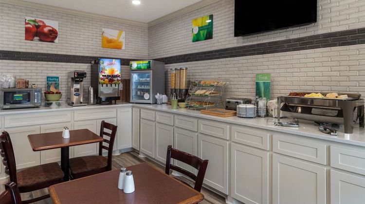 Quality Inn & Suites Jackson Airport Restaurant