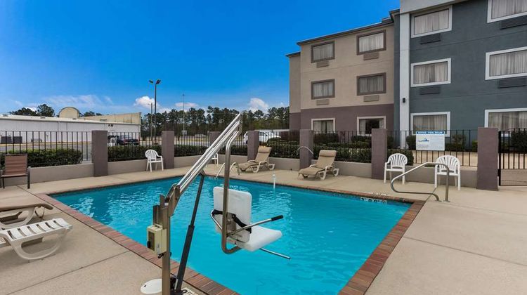Quality Inn & Suites Jackson Airport Pool