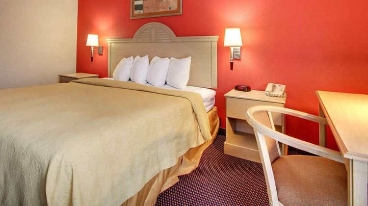 Quality Inn and Suites Hattiesburg North Room