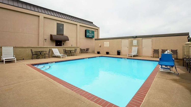 Quality Inn Holly Springs Pool