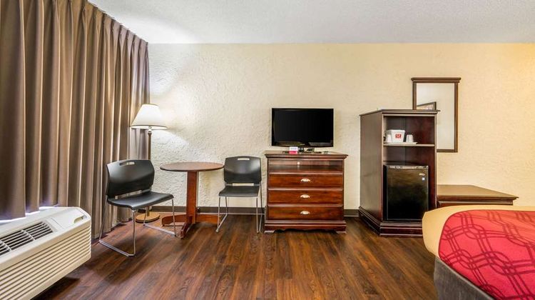 Econo Lodge Room