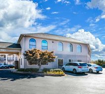 Econo Lodge Inn & Suites Exterior