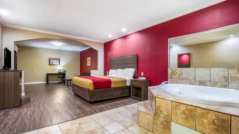 <b>Econo Lodge Inn & Suites Suite</b>. Images powered by <a href="https://iceportal.shijigroup.com/" title="IcePortal" target="_blank">IcePortal</a>.