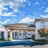 Econo Lodge Inn & Suites