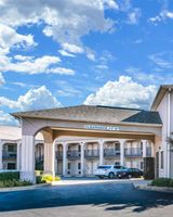 Econo Lodge Inn & Suites
