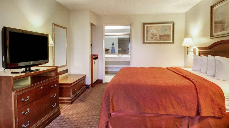 <b>Quality Inn and Suites Clinton Jackson West Room</b>. Images powered by <a href="https://iceportal.shijigroup.com/" title="IcePortal" target="_blank">IcePortal</a>.