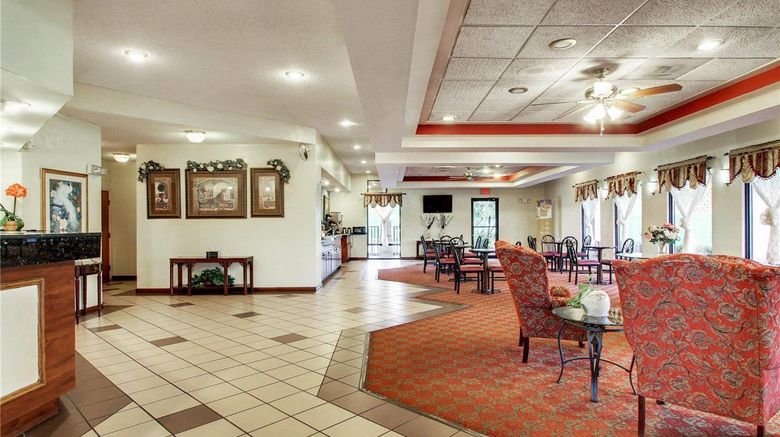<b>Quality Inn and Suites Clinton Jackson West Lobby</b>. Images powered by <a href="https://iceportal.shijigroup.com/" title="IcePortal" target="_blank">IcePortal</a>.