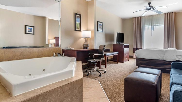 Comfort Inn and Suites Clinton Jackson West Suite