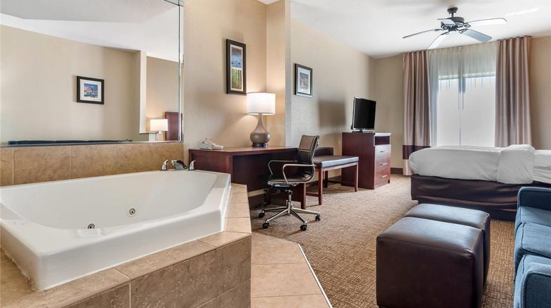 <b>Comfort Inn and Suites Clinton Jackson West Suite</b>. Images powered by <a href="https://iceportal.shijigroup.com/" title="IcePortal" target="_blank">IcePortal</a>.