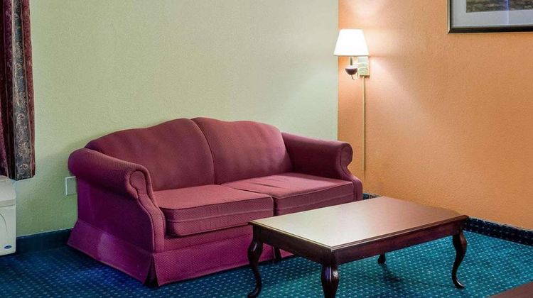 Econo Lodge Suite