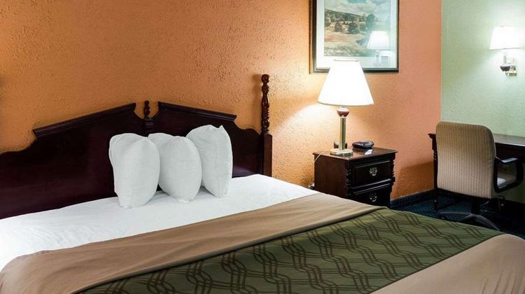 Econo Lodge Suite