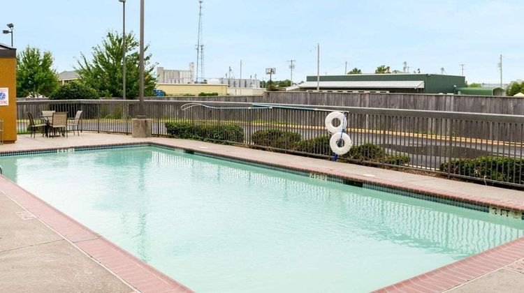 Quality Inn Cleveland Pool