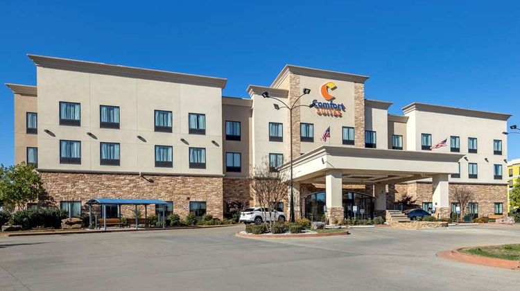 Comfort Suites Batesville Exterior
