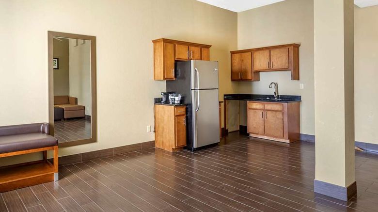 <b>Comfort Suites Batesville Suite</b>. Images powered by <a href="https://iceportal.shijigroup.com/" title="IcePortal" target="_blank">IcePortal</a>.