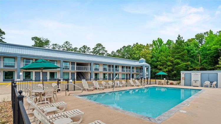 Quality Inn Louisville MS Pool