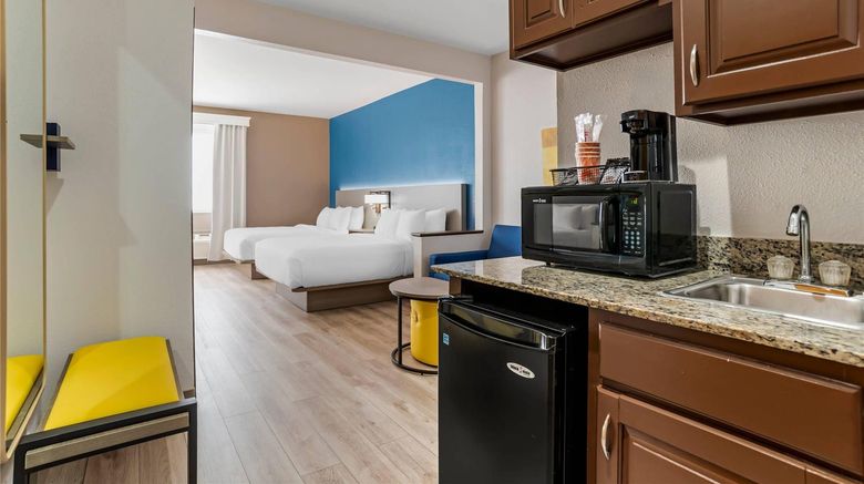 <b>Comfort Suites Hattiesburg near University Suite</b>. Images powered by <a href="https://iceportal.shijigroup.com/" title="IcePortal" target="_blank">IcePortal</a>.