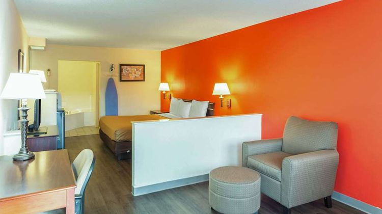 Econo Lodge Suite