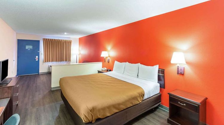 Econo Lodge Suite