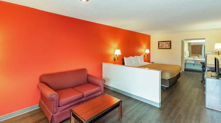 Econo Lodge Suite