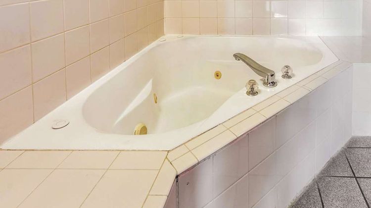 Econo Lodge Suite