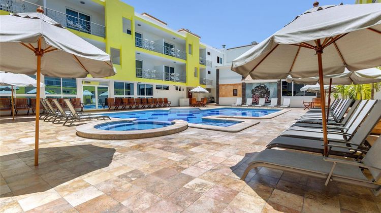 Quality Inn Mazatlan Pool