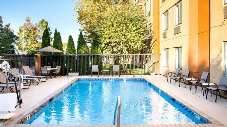 <b>Sleep Inn University Place Pool</b>. Images powered by <a href="https://iceportal.shijigroup.com/" title="IcePortal" target="_blank">IcePortal</a>.