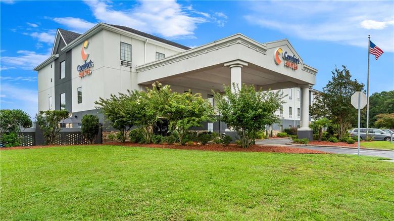 Comfort Suites near Camp Lejeune Exterior. Images powered by <a href="https://iceportal.shijigroup.com" target="_blank" rel="noopener">Ice Portal</a>.