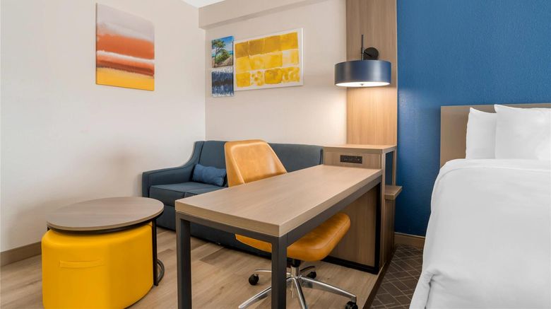 <b>Comfort Suites Suite</b>. Images powered by <a href="https://iceportal.shijigroup.com/" title="IcePortal" target="_blank">IcePortal</a>.