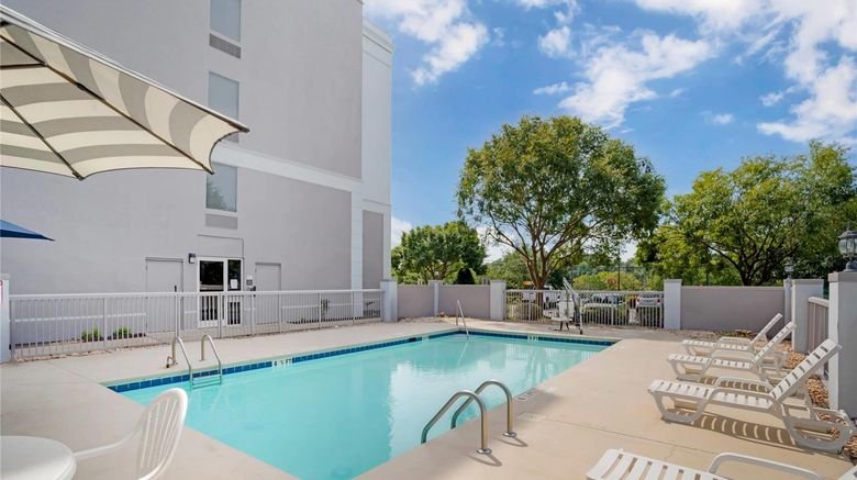 <b>Comfort Suites Pool</b>. Images powered by <a href="https://iceportal.shijigroup.com/" title="IcePortal" target="_blank">IcePortal</a>.