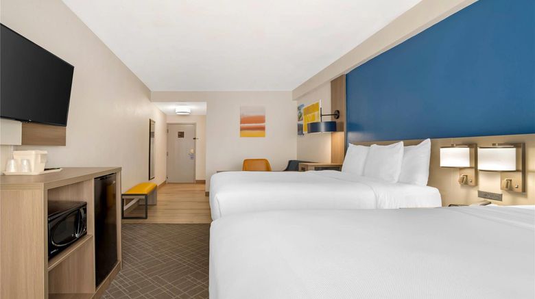 <b>Comfort Suites Suite</b>. Images powered by <a href="https://iceportal.shijigroup.com/" title="IcePortal" target="_blank">IcePortal</a>.