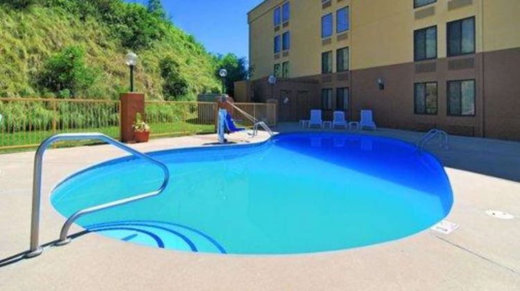 Comfort Inn North of Asheville Pool