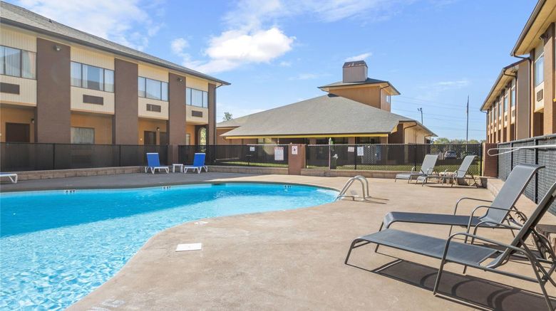 <b>Quality Suites Hickory Pool</b>. Images powered by <a href="https://iceportal.shijigroup.com/" title="IcePortal" target="_blank">IcePortal</a>.