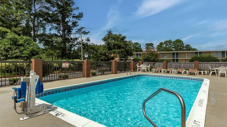 <b>Comfort Inn Laurinburg Pool</b>. Images powered by <a href="https://iceportal.shijigroup.com/" title="IcePortal" target="_blank">IcePortal</a>.