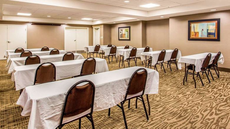 <b>Comfort Inn University Meeting</b>. Images powered by <a href="https://iceportal.shijigroup.com/" title="IcePortal" target="_blank">IcePortal</a>.