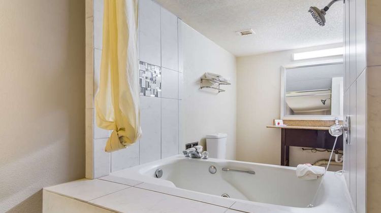 Econo Lodge Garner - Raleigh Suite