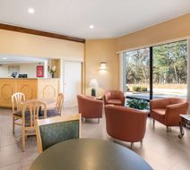 Econo Lodge Hendersonville Lobby