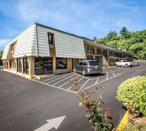 Econo Lodge Biltmore Exterior