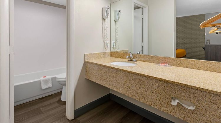 Econo Lodge Creedmoor Room