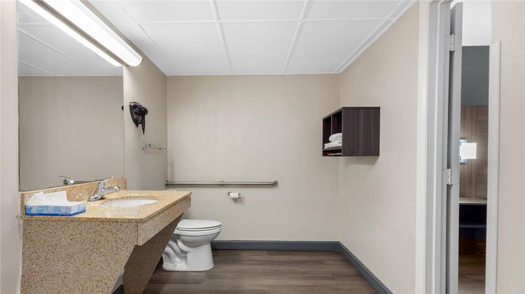 Econo Lodge Creedmoor Room