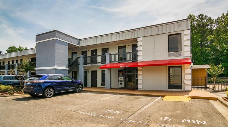 Econo Lodge Research Triangle Exterior