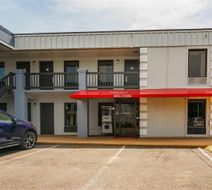 Econo Lodge Research Triangle Exterior
