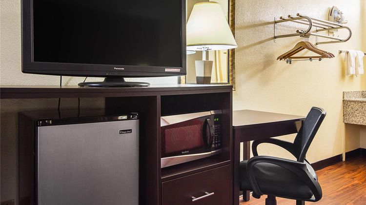Econo Lodge Research Triangle Room