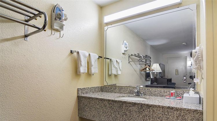 Econo Lodge Research Triangle Room